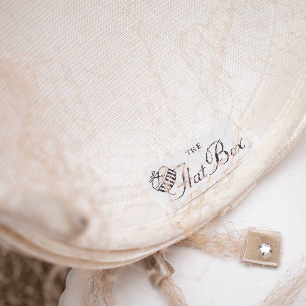 *SOLD* 💎Cream satin vintage 1950s fascinator hat with netting & Rhinestone Drop - Picture 11 of 12